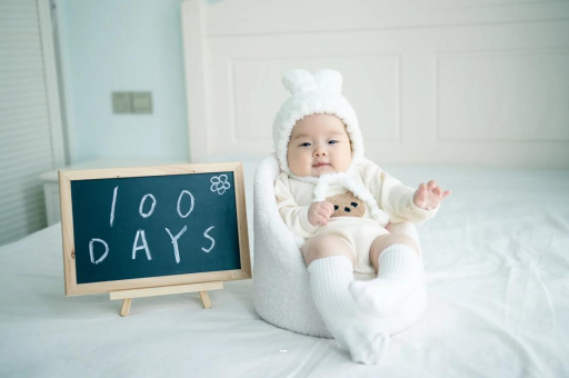 河南宝宝喝奶哭闹